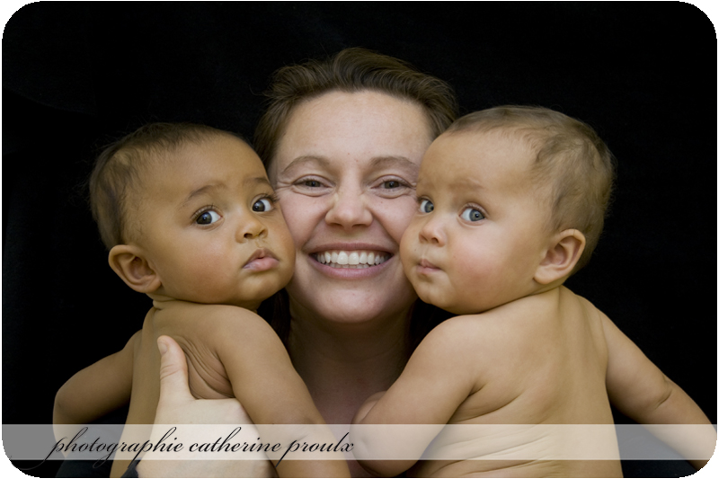 Photographie de bébés à  Montréal - jumelles de 8 mois et leur maman